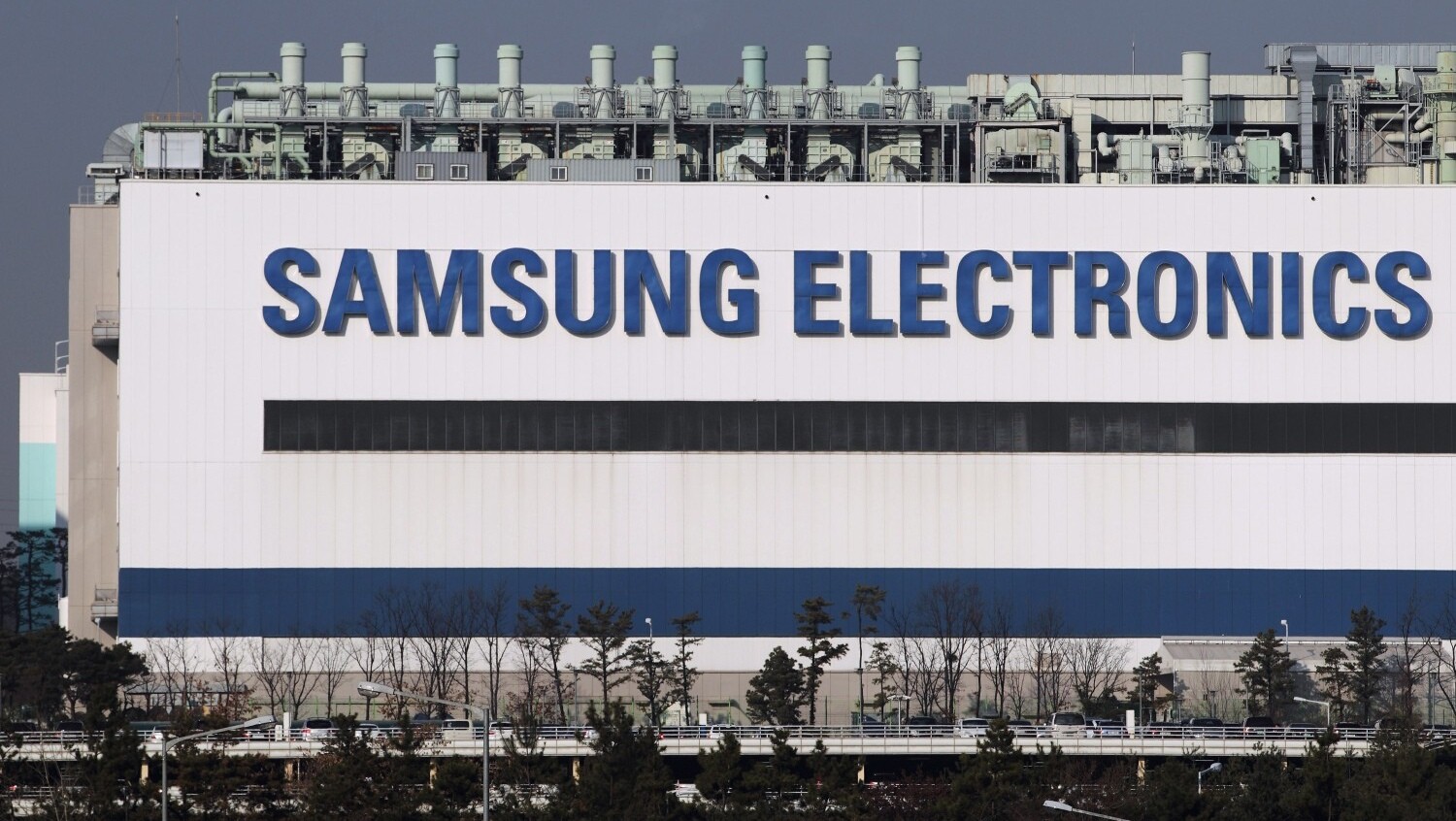 Un incidente che ha coinvolto l'esposizione di due dipendenti di uno stabilimento Samsung è costato all'azienda una misera multa Un incidente che ha coinvolto l'esposizione di due dipendenti di uno stabilimento Samsung è costato all'azienda una misera multa