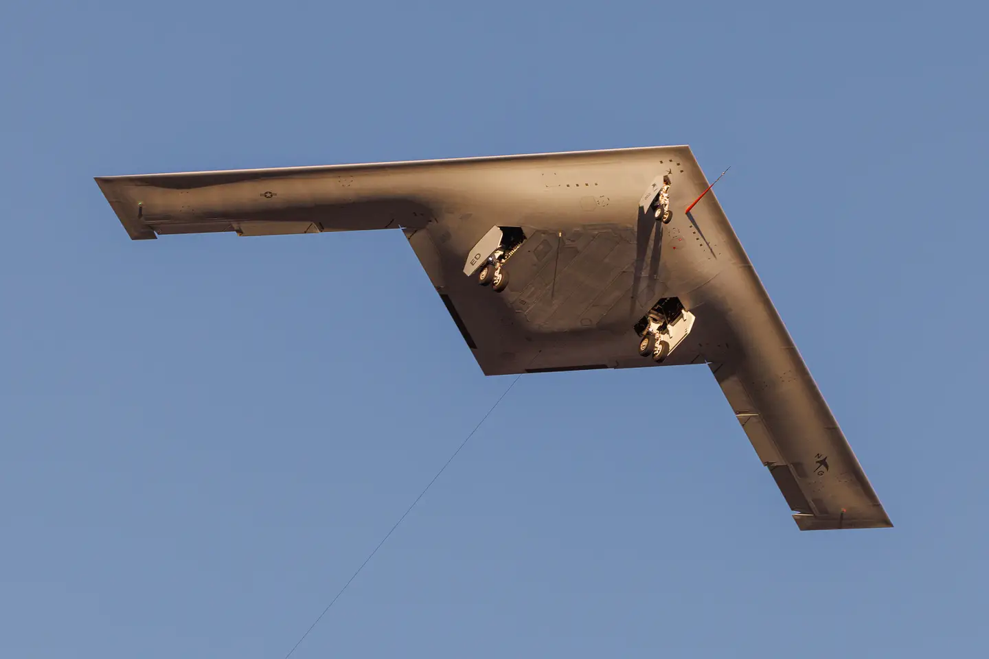Il bombardiere nucleare B-21 Raider è in grado di iniziare i test di volo completi presso la base aerea di Edwards, negli Stati Uniti. Il bombardiere nucleare B-21 Raider è in grado di iniziare i test di volo completi presso la base aerea di Edwards, negli Stati Uniti.