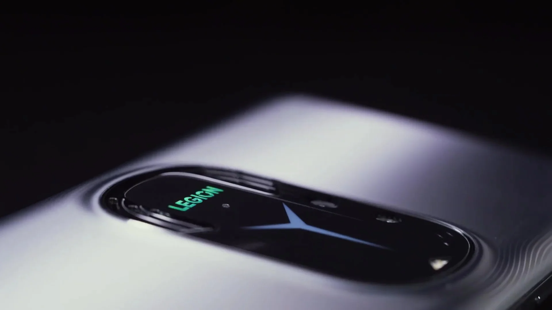 Schermo senza notch, retroilluminazione RGB e sistema di raffreddamento attivo: Lenovo Legion Y90 mostrato nel video Schermo senza notch, retroilluminazione RGB e sistema di raffreddamento attivo: Lenovo Legion Y90 mostrato nel video