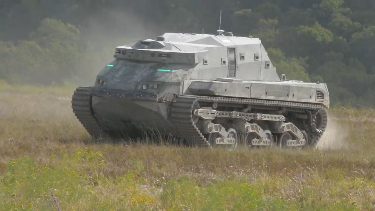 La DARPA ha testato un veicolo robotico simile a un carro armato, chiamato RACER Heavy Platform. La DARPA ha testato un veicolo robotico simile a un carro armato, chiamato RACER Heavy Platform.