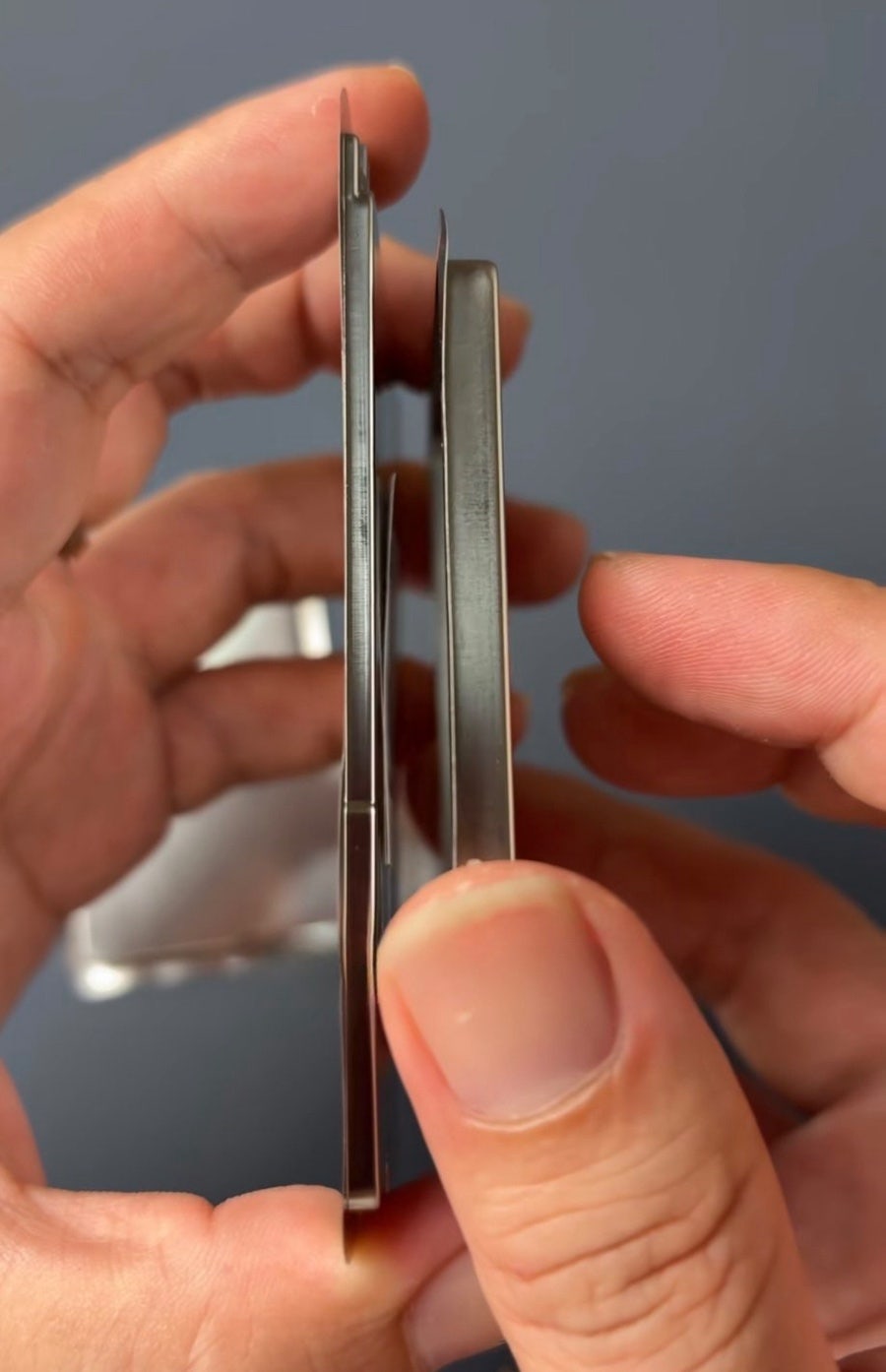 Affinamento: come lo spessore della batteria determina la scelta tra iPhone 17 Air e Pro Troppa ricarica: confronto dello spessore della batteria dell'iPhone 17 Air e dell'iPhone 17 Pro