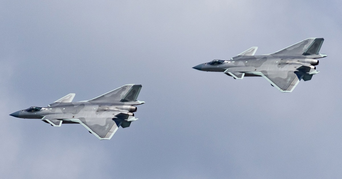 La Cina sta migliorando il suo caccia di quinta generazione J-20 Mighty Dragon per superare l'F-22 Raptor degli Stati Uniti. La Cina sta migliorando il suo caccia di quinta generazione J-20 Mighty Dragon per superare l'F-22 Raptor degli Stati Uniti.