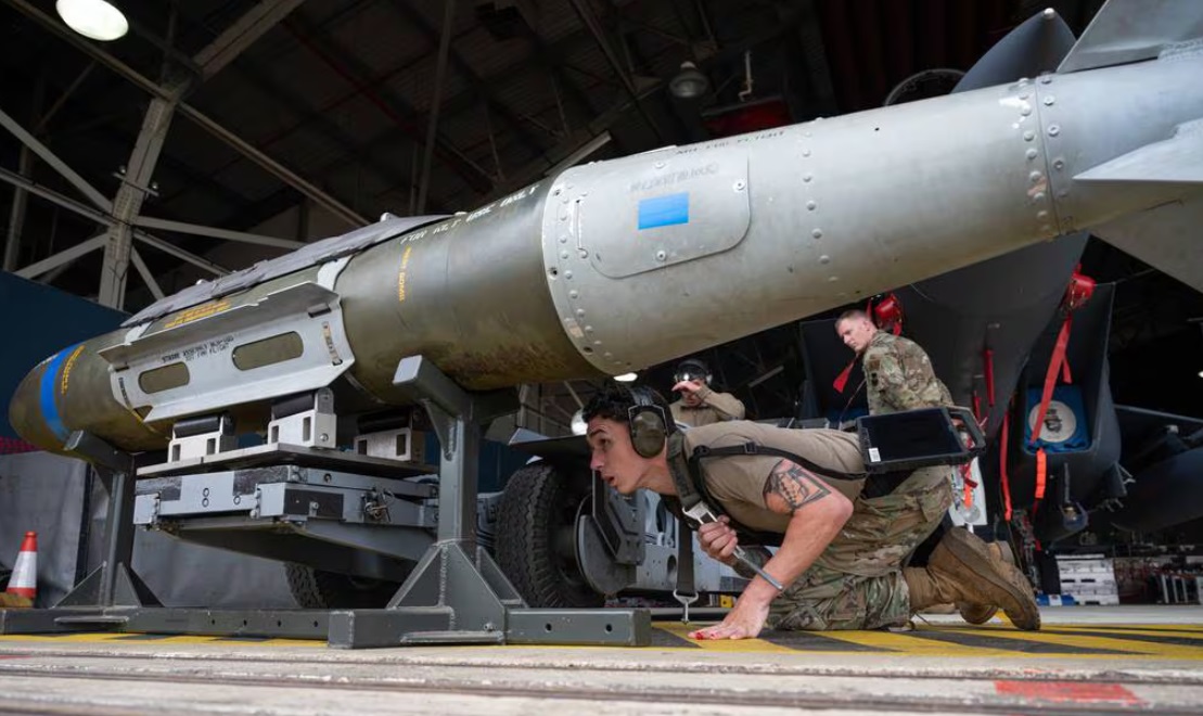 Boeing ha ricevuto quasi 7,5 miliardi di dollari per la produzione di kit JDAM, di cui 228,8 milioni di dollari per clienti stranieri. Boeing ha ricevuto quasi 7,5 miliardi di dollari per la produzione di kit JDAM, di cui 228,8 milioni di dollari per clienti stranieri.
