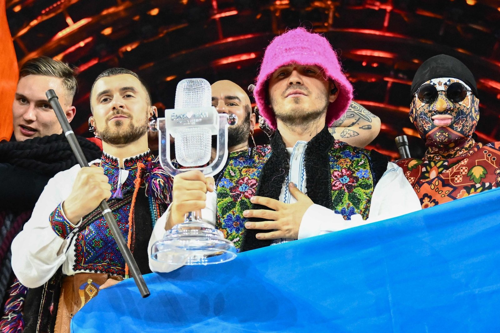 Il gruppo Kalush Orchestra ha venduto la coppa dei vincitori dell'Eurovision per 900mila dollari: questi soldi serviranno per acquistare un complesso UAV PD-2 per l'esercito ucraino Il gruppo Kalush Orchestra ha venduto la coppa dei vincitori dell'Eurovision per 900mila dollari: questi soldi serviranno per acquistare un complesso UAV PD-2 per l'esercito ucraino