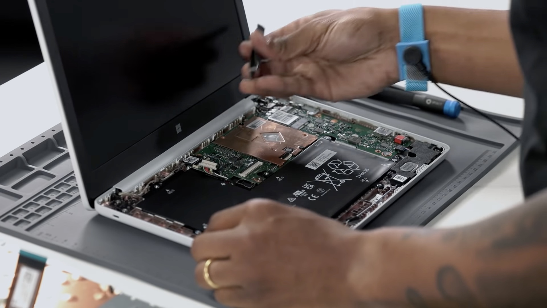 Microsoft ha iniziato a vendere pezzi di ricambio per i dispositivi Surface in modo che gli utenti possano effettuare da soli le riparazioni fuori garanzia. Microsoft ha iniziato a vendere pezzi di ricambio per i dispositivi Surface in modo che gli utenti possano effettuare da soli le riparazioni fuori garanzia.