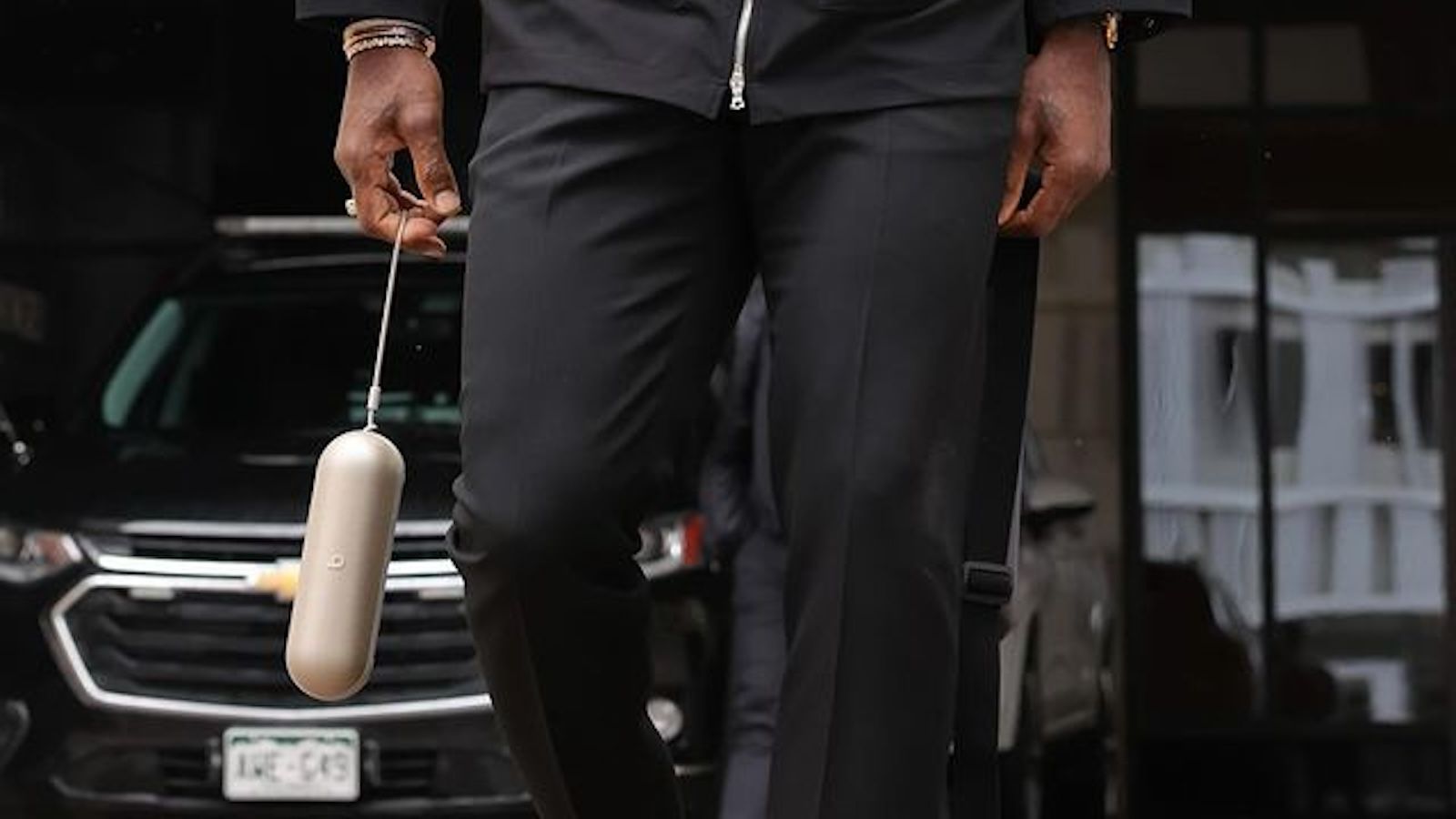 Il giocatore di basket LeBron James è stato avvistato prima di una partita con un altoparlante Apple Beats Pill, non ancora annunciato. Il giocatore di basket LeBron James è stato avvistato prima di una partita con un altoparlante Apple Beats Pill, non ancora annunciato.