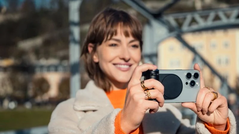 Fotografia professionale con Leica LUX Grip per iPhone: come cambierà la vostra esperienza fotografica Leica entra nel mercato degli accessori: ecco il LUX Grip per iPhone