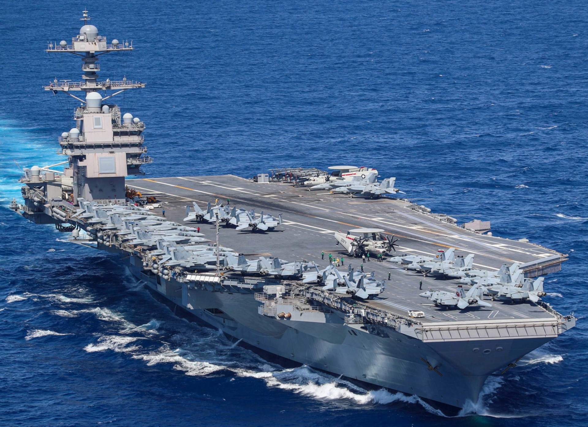 Gli Stati Uniti hanno inviato in Israele la portaerei più grande del mondo, la USS Gerald R. Ford, con cinque cacciatorpediniere della classe Arleigh Burke e l'incrociatore missilistico USS Normandy. Gli Stati Uniti hanno inviato in Israele la portaerei più grande del mondo, la USS Gerald R. Ford, con cinque cacciatorpediniere della classe Arleigh Burke e l'incrociatore missilistico USS Normandy.