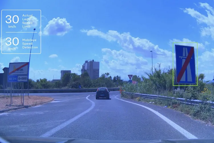 Mobileye insegna all'intelligenza artificiale a leggere i segnali stradali per regolare la velocità delle automobili Mobileye insegna all'intelligenza artificiale a leggere i segnali stradali per regolare la velocità delle automobili