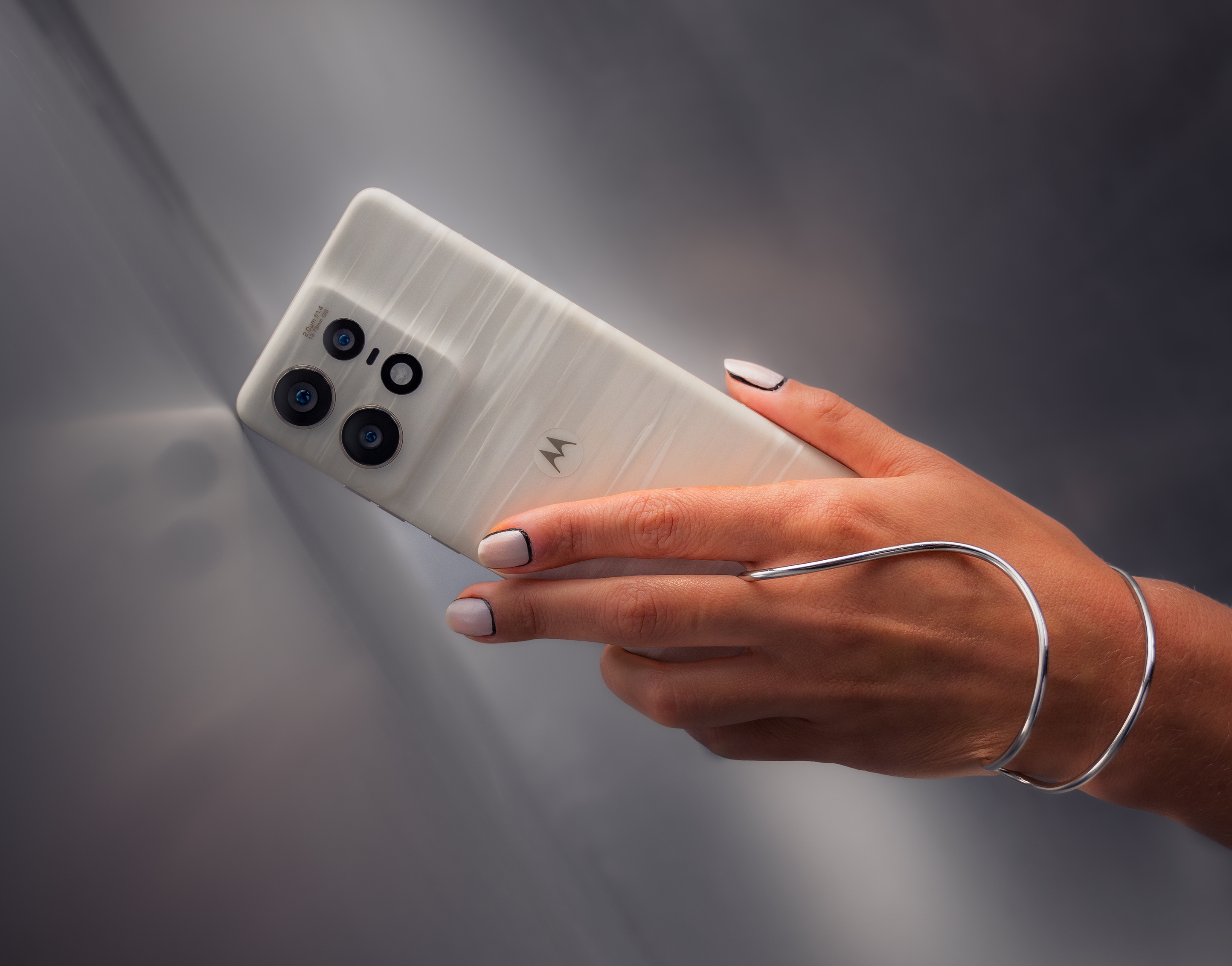 Motorola ha presentato al mercato globale l'Edge 50 Pro: uno smartphone con display POLED a 144 Hz, chip Snapdragon 7 Gen 3, protezione IP68 e fotocamera da 50 MP. Motorola ha presentato al mercato globale l'Edge 50 Pro: uno smartphone con display POLED a 144 Hz, chip Snapdragon 7 Gen 3, protezione IP68 e fotocamera da 50 MP.