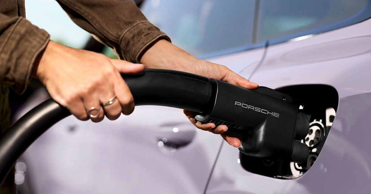 Ora è possibile: adattatore Porsche per caricabatterie Tesla Porsche ha presentato un adattatore per l'uso del Tesla Supercharger