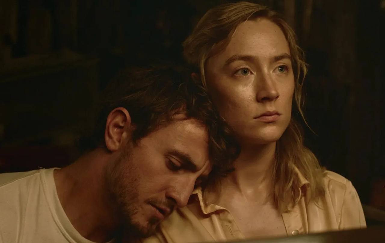 Il sensazionale trailer del nuovo thriller apocalittico con Saoirse Ronan e Paul Maskell combina lo spirito di "Black Mirror" e "Interstellar". Il sensazionale trailer del nuovo thriller apocalittico con Saoirse Ronan e Paul Maskell combina lo spirito di "Black Mirror" e "Interstellar".