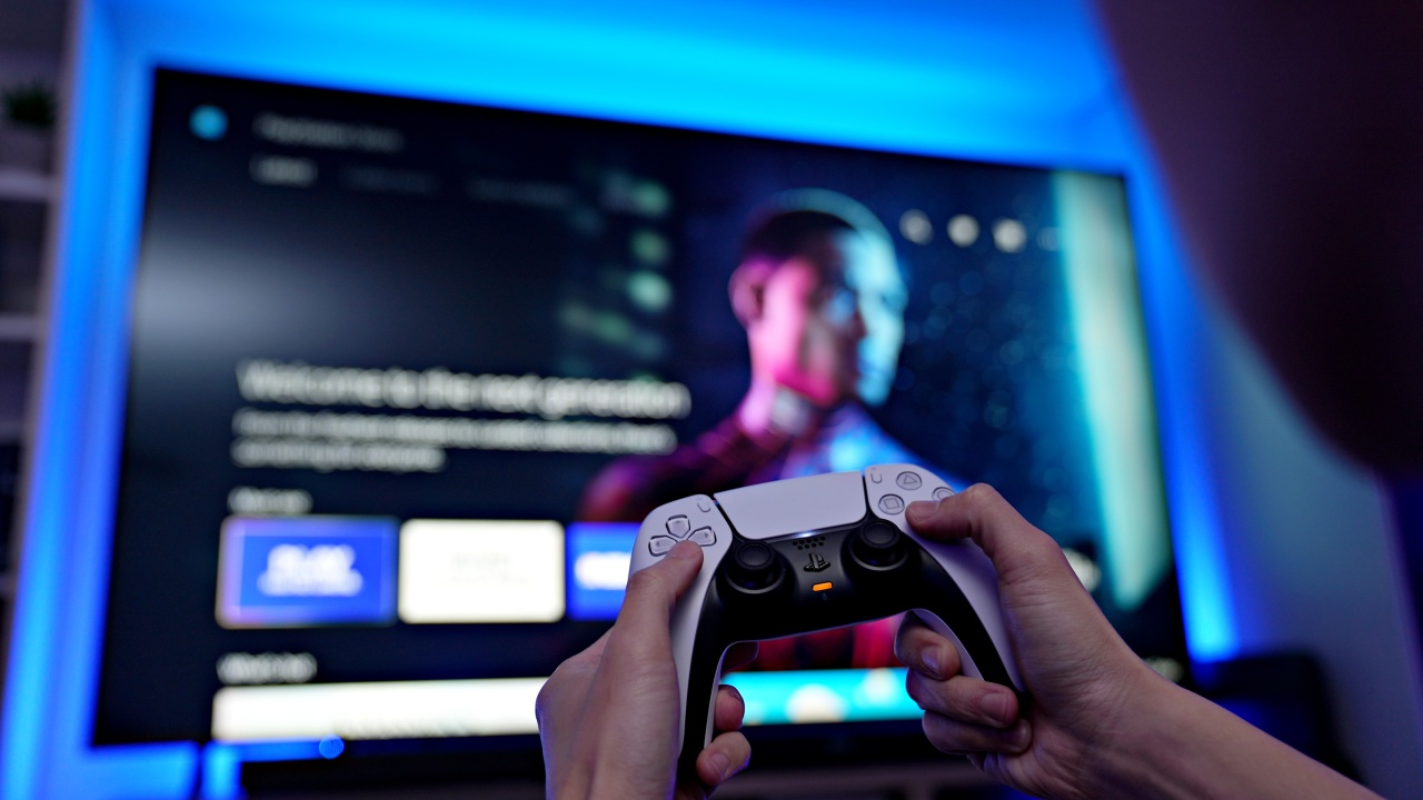 Secondo quanto trapelato, i giocatori di PlayStation 5 dedicano più tempo ai progetti single-player che a quelli multiplayer Secondo quanto trapelato, i giocatori di PlayStation 5 dedicano più tempo ai progetti single-player che a quelli multiplayer