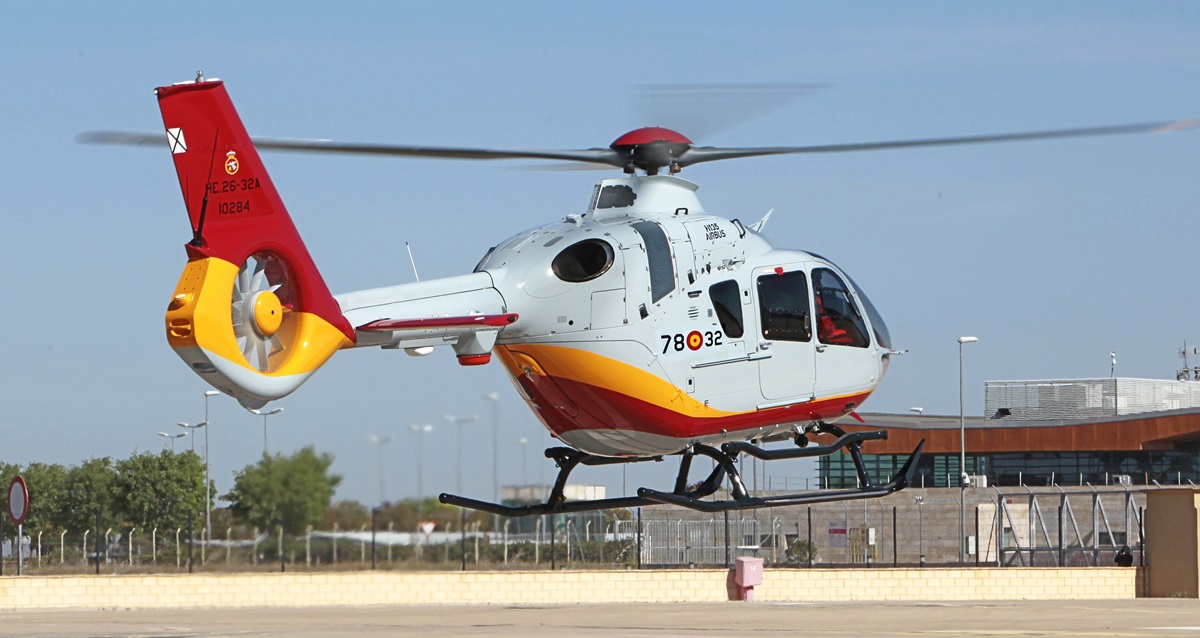 La Marina spagnola ha ricevuto il suo primo elicottero leggero Airbus H135 con un contratto da 195 milioni di dollari. La Marina spagnola ha ricevuto il suo primo elicottero leggero Airbus H135 con un contratto da 195 milioni di dollari.