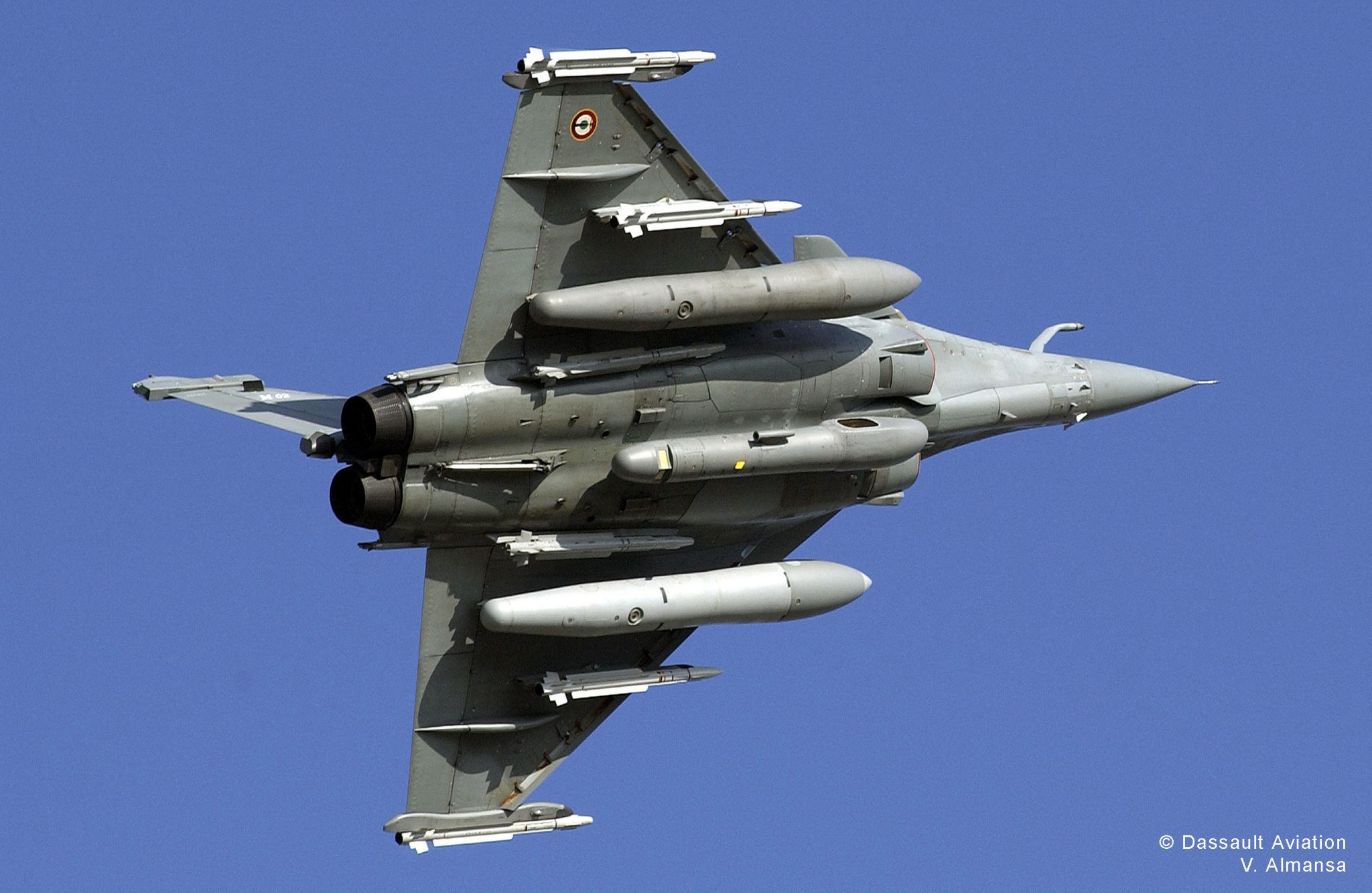 Il Raffinement Francese: Uno Sguardo al Cazabombardiere Dassault Rafale Esplorando l'Ingegneria Avanzata Dietro il Dassault Rafale