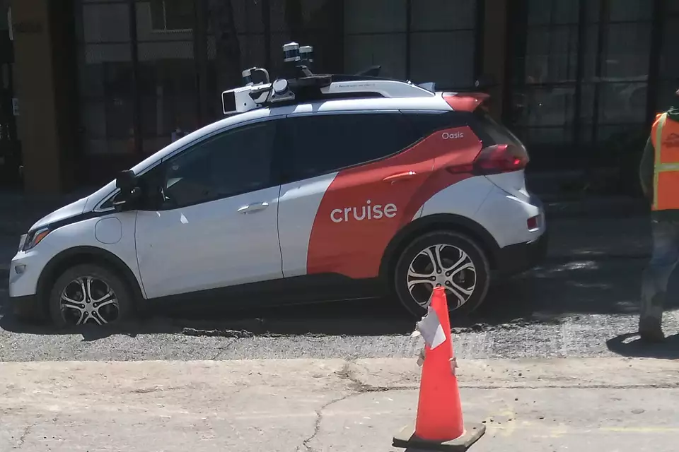 Il taxi senza pilota di Cruise rimane bloccato nel cemento bagnato di San Francisco Il taxi senza pilota di Cruise rimane bloccato nel cemento bagnato di San Francisco