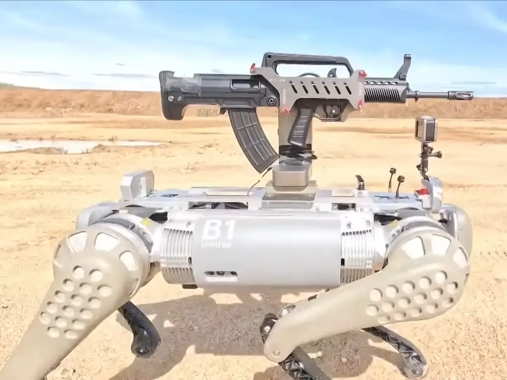 La Cina presenta un cane robot con una mitragliatrice sulla schiena La Cina presenta un cane robot con una mitragliatrice sulla schiena