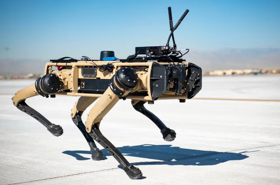 Unità d'élite statunitensi testano "cani robot" armati Unità d'élite statunitensi testano "cani robot" armati