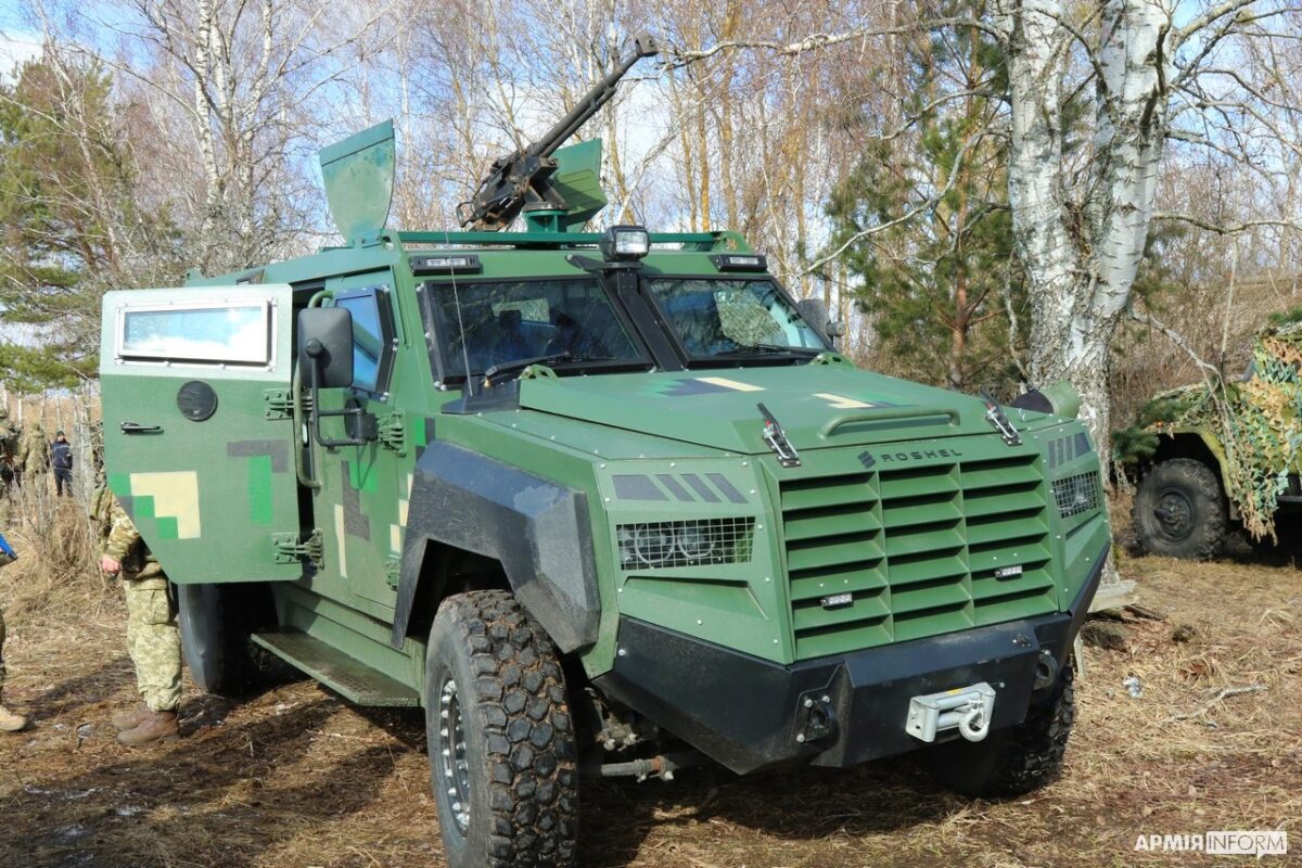 Il veicolo blindato canadese Roshel salva i difensori ucraini dall'attacco di un drone FPV Il veicolo blindato canadese Roshel salva i difensori ucraini dall'attacco di un drone FPV