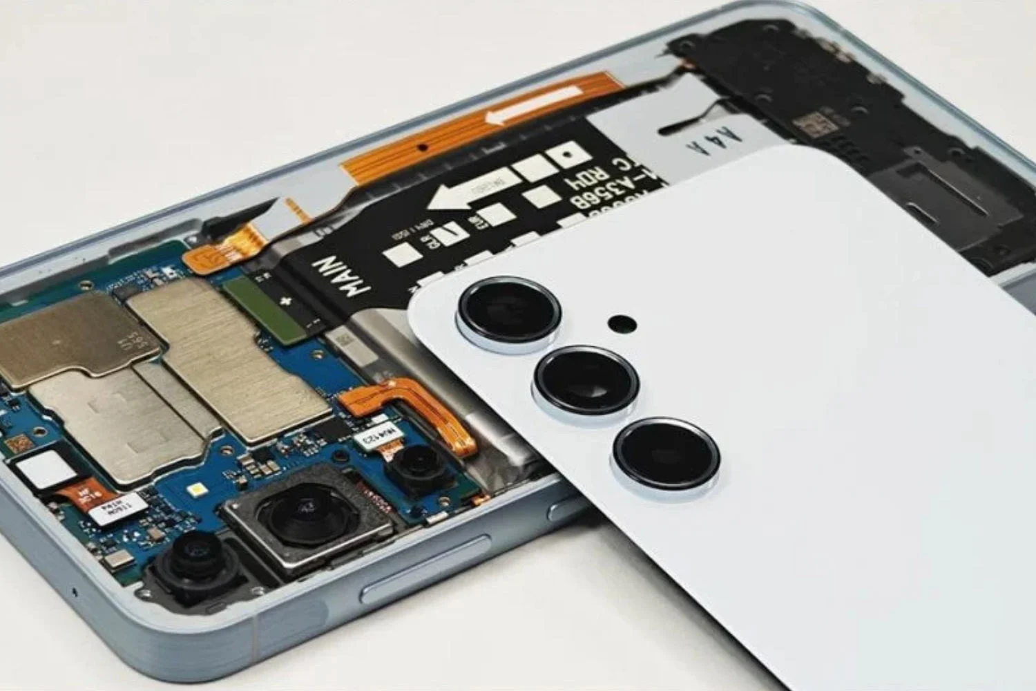 iFixit smette di lavorare con Samsung a causa dei prezzi elevati e dei problemi di disponibilità dei componenti iFixit smette di lavorare con Samsung a causa dei prezzi elevati e dei problemi di disponibilità dei componenti