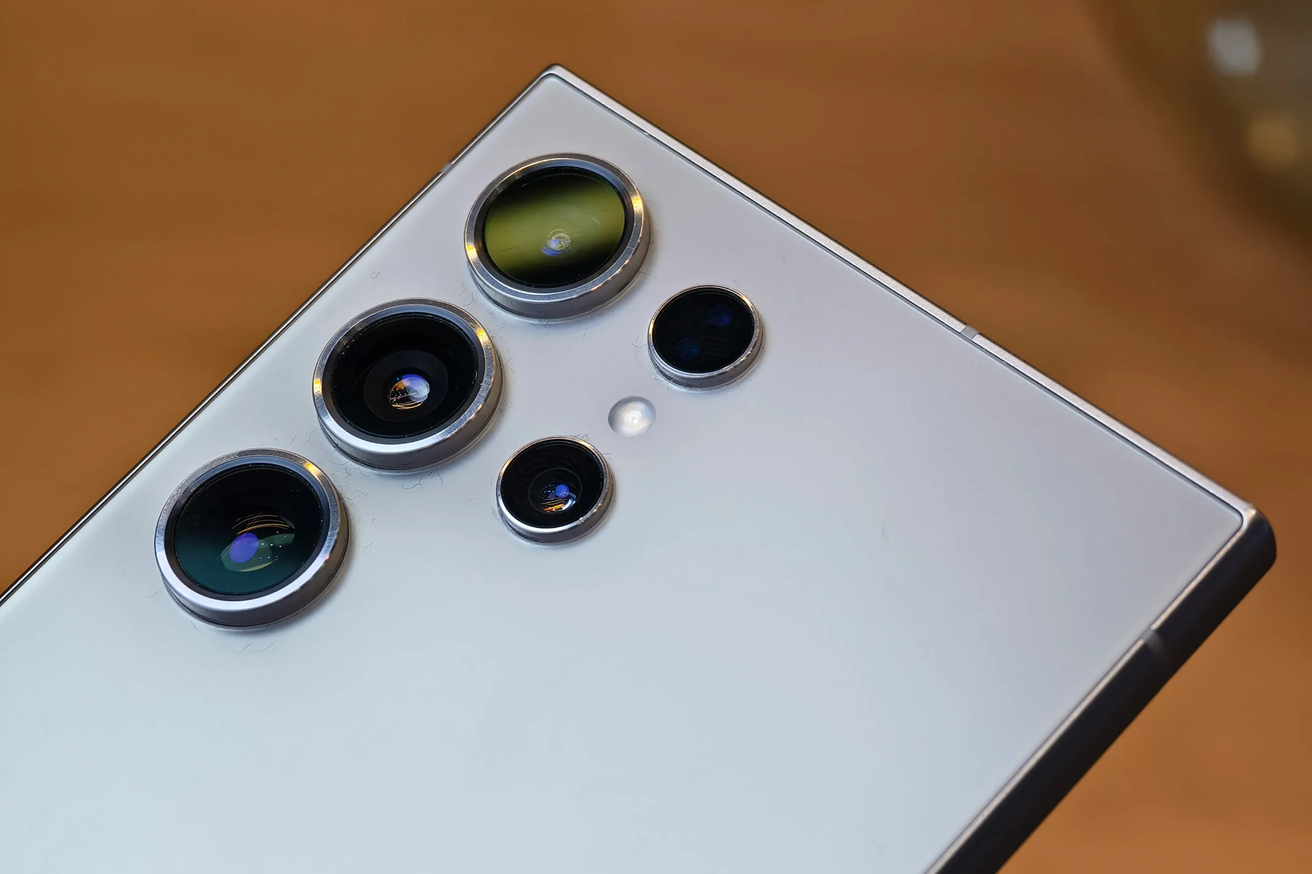 Samsung continua a sviluppare la tecnologia di stabilizzazione delle immagini con spostamento del sensore Samsung continua a sviluppare la tecnologia di stabilizzazione delle immagini con spostamento del sensore