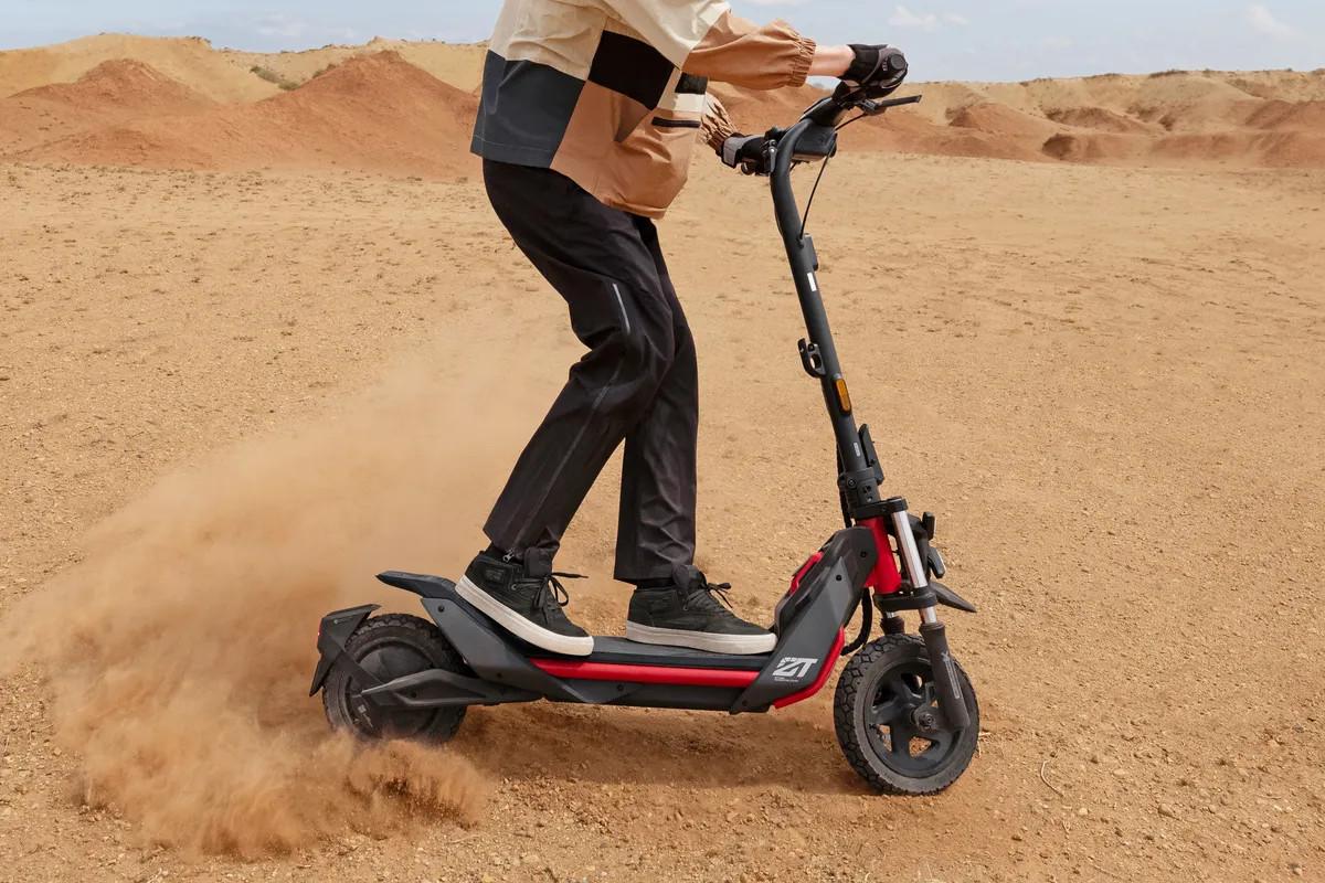 Segway ha annunciato un nuovo scooter elettrico all-terrain, lo ZT3 Pro, negli Stati Uniti. Segway ha annunciato un nuovo scooter elettrico all-terrain, lo ZT3 Pro, negli Stati Uniti.