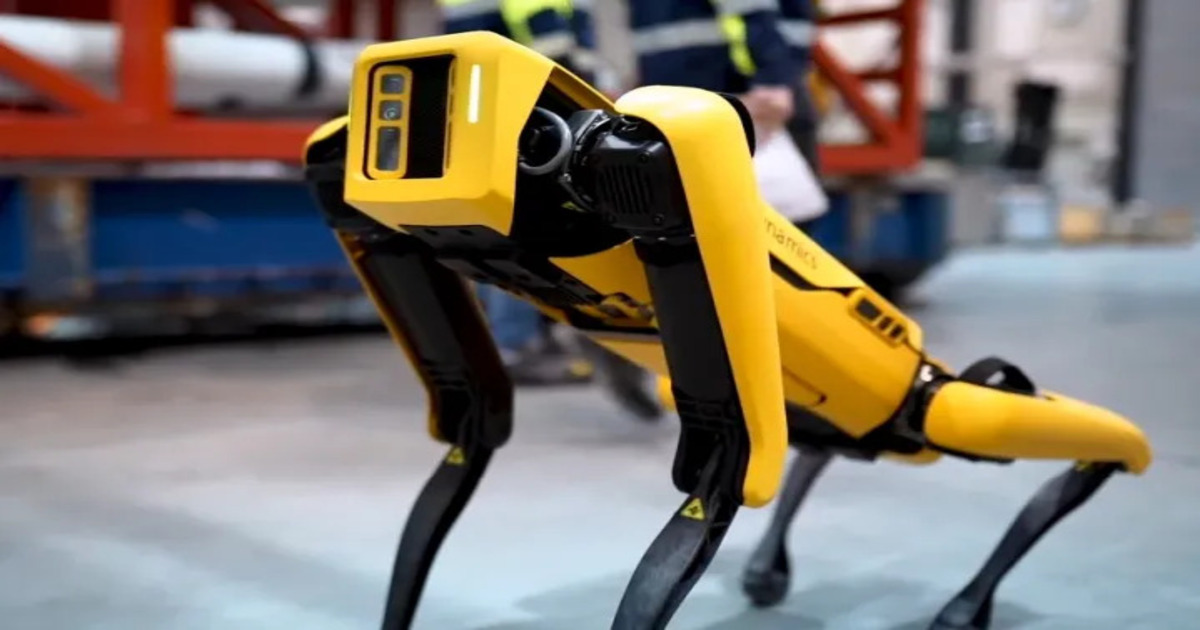 Il robot Spot della squadra SWAT spara diversi colpi durante uno stallo negli Stati Uniti Il robot Spot della squadra SWAT spara diversi colpi durante uno stallo negli Stati Uniti