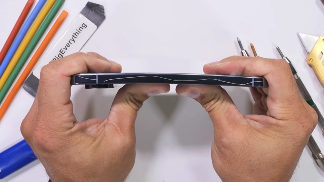 Vita dello schermo dopo la tortura: una nuova recensione di JerryRigEverything Analizza scarti o film: JerryRigEverything presenta un test video inaspettato