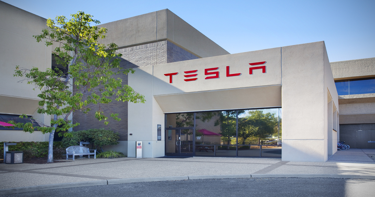 Tesla licenzia 14 mila lavoratori in seguito al calo delle azioni Tesla licenzia 14 mila lavoratori in seguito al calo delle azioni