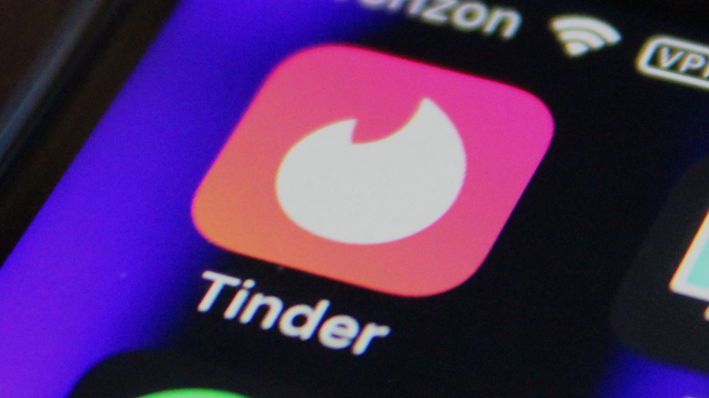 Tinder sta testando una funzione di AI photo-matching per aiutare gli utenti a creare profili di incontri