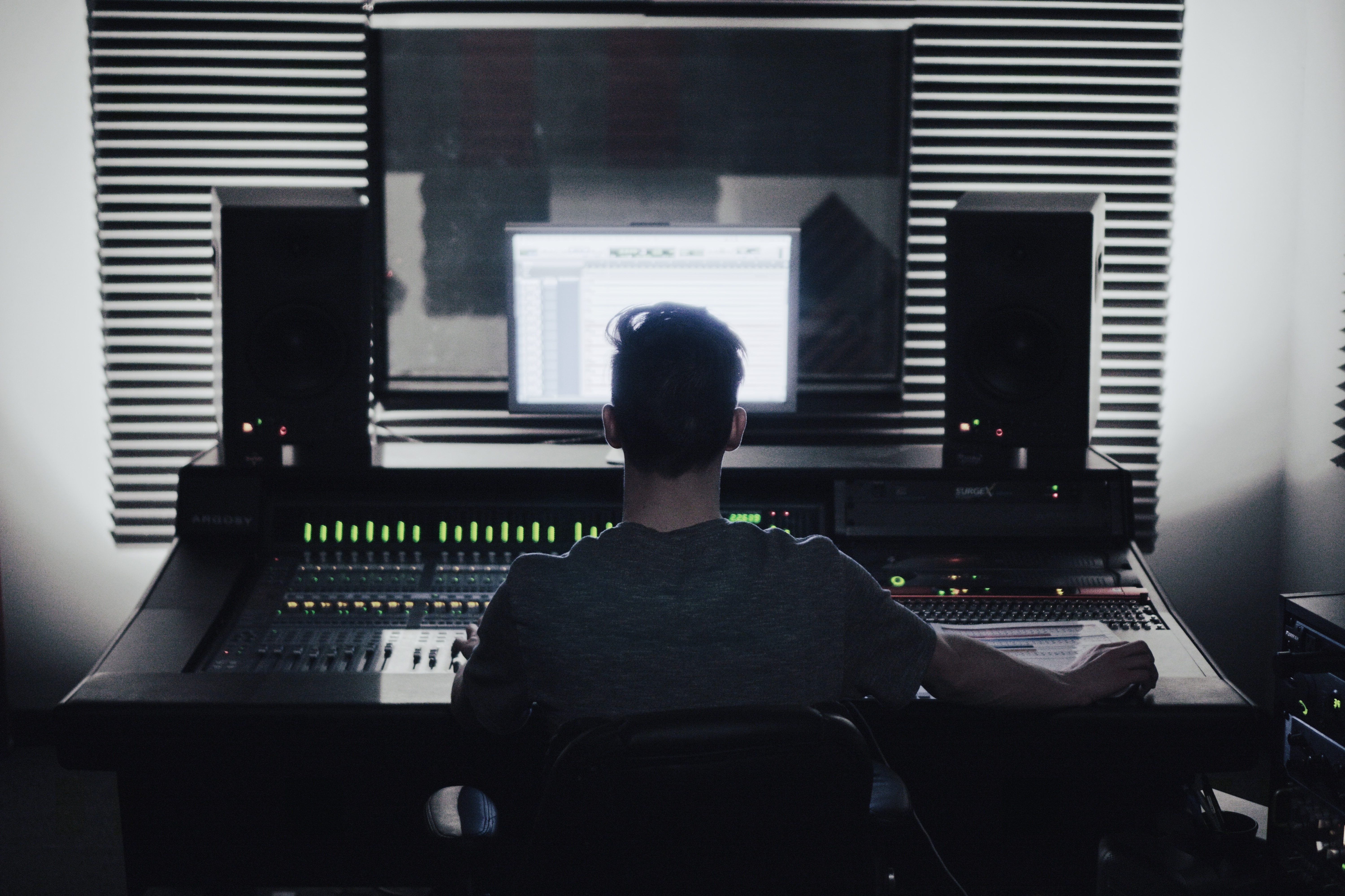 Google e Universal Music stanno discutendo la creazione di un'intelligenza artificiale per riprodurre le voci degli artisti Google e Universal Music stanno discutendo la creazione di un'intelligenza artificiale per riprodurre le voci degli artisti
