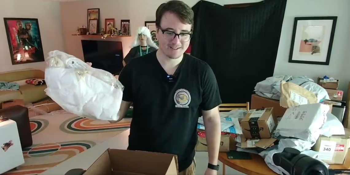 WTF: Lo streamer di Twitch General Sam ha ricevuto dai "fan" un maiale morto impacchettato e un pezzo di minerale di uranio WTF: Lo streamer di Twitch General Sam ha ricevuto dai "fan" un maiale morto impacchettato e un pezzo di minerale di uranio