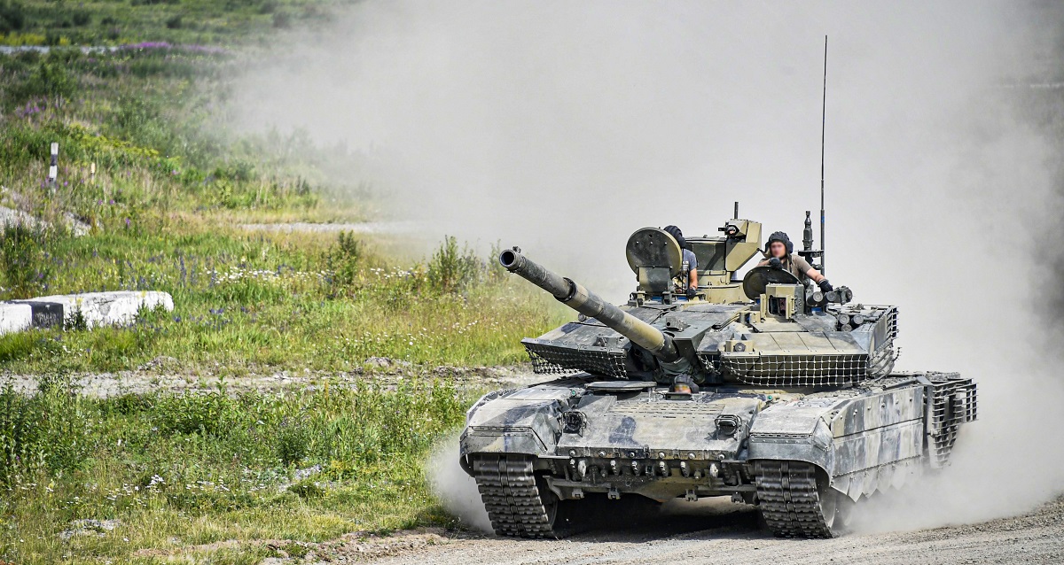 L'armatura del carro armato russo T-90M aggiornato, del valore di 5 milioni di dollari, inizia a staccarsi dopo essere stata colpita da un proiettile.