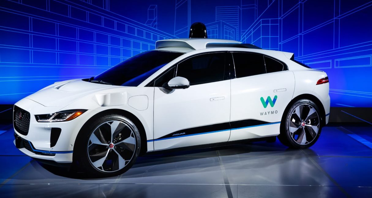 Un senzatetto ha cercato di rubare l'auto senza pilota di Waymo nel centro di Los Angeles Un senzatetto ha cercato di rubare l'auto senza pilota di Waymo nel centro di Los Angeles