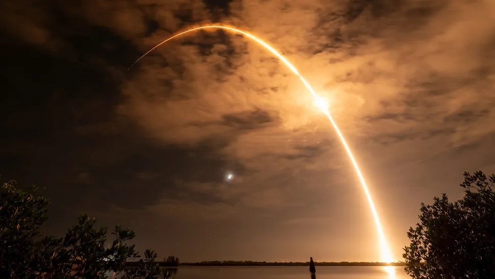 Il Falcon 9 lancia con successo 28 satelliti Starlink dallo spazioporto in Florida