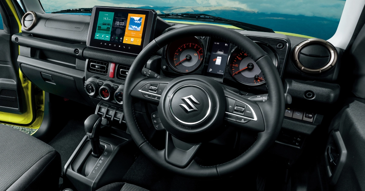 Nuovo sguardo al cruscotto dell'interno della Suzuki Jimny