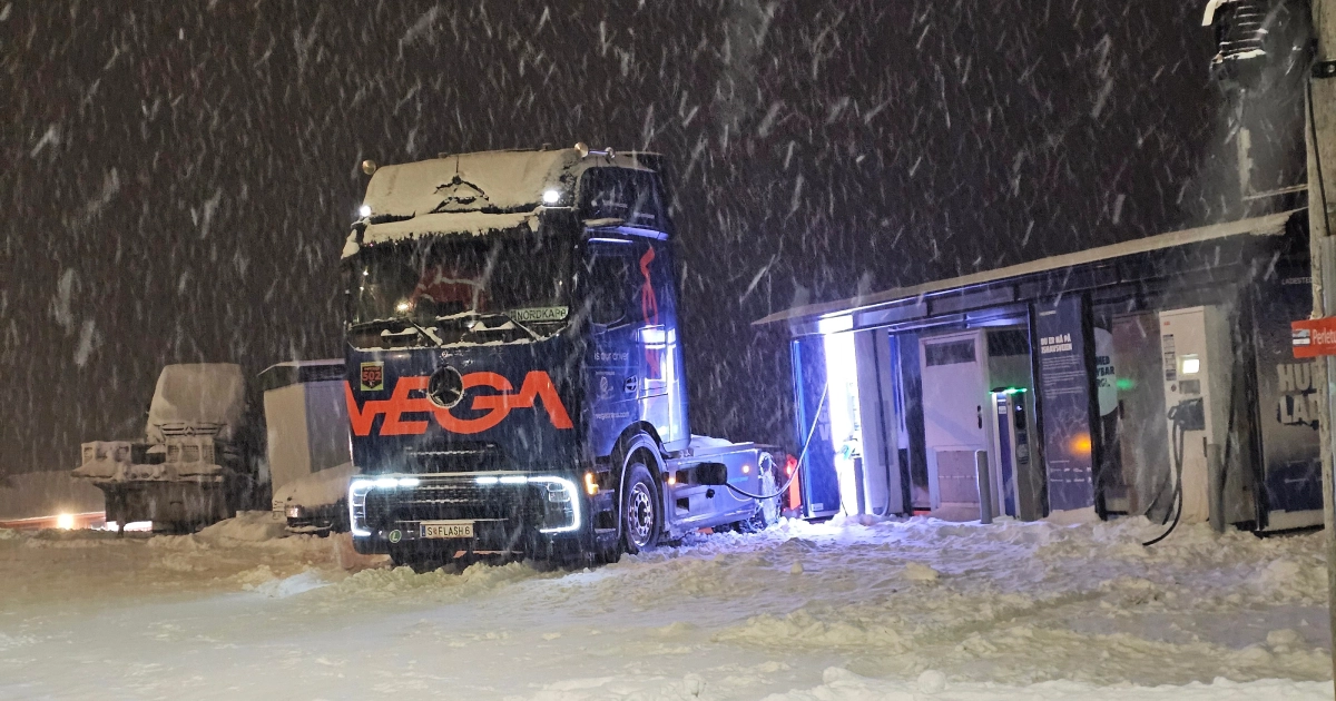 Test dure per Mercedes-Benz eActros 600: Il camion elettrico in ricarica durante una tempesta di neve