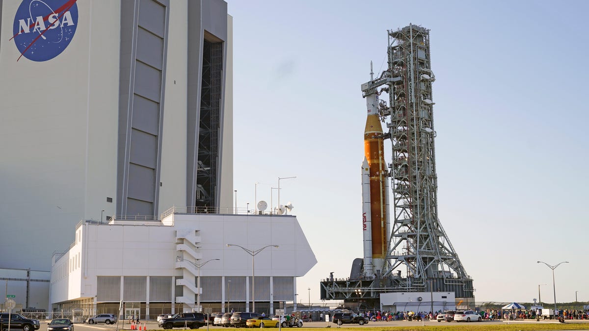 Il sistema di lancio spaziale della NASA sulla rampa di lancio Il sistema di lancio spaziale della NASA sulla rampa di lancio