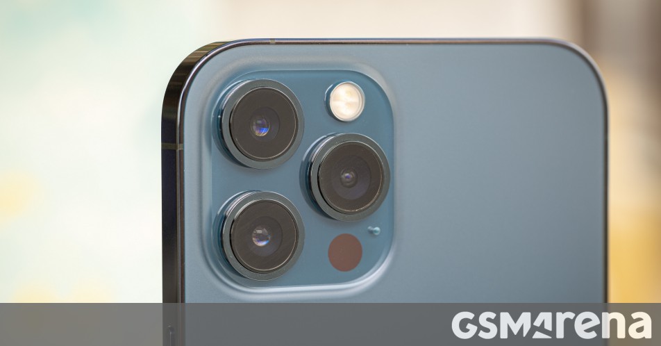 Gli schemi di iPhone 14 Pro rivelano un corpo più spesso, due ritagli dello schermo Gli schemi di iPhone 14 Pro rivelano un corpo più spesso, due ritagli dello schermo