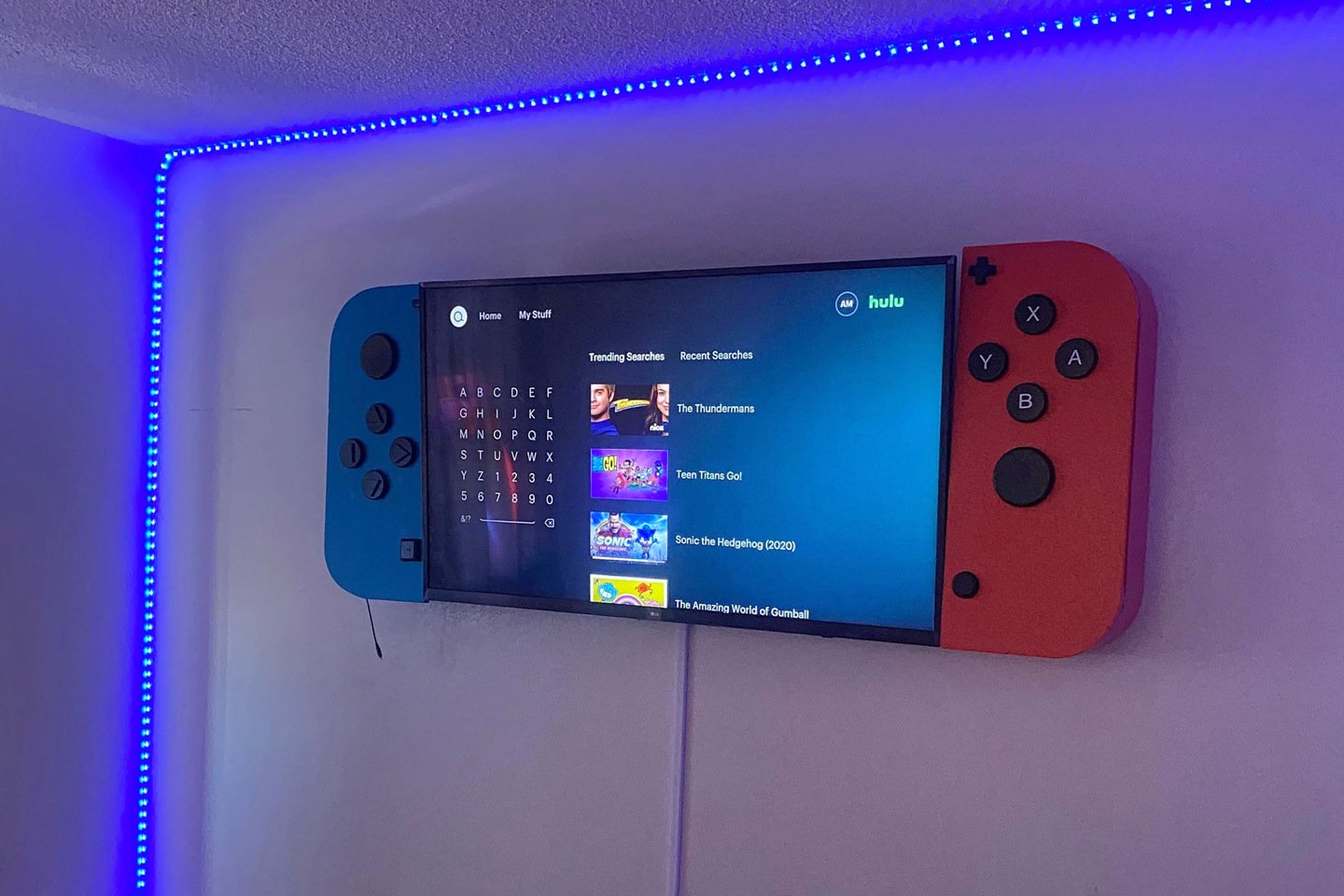I mobili TV a forma di JoyCon si attaccano ai lati del televisore, trasformandolo in un enorme Nintendo Switch! I mobili TV a forma di JoyCon si attaccano ai lati del televisore, trasformandolo in un enorme Nintendo Switch!