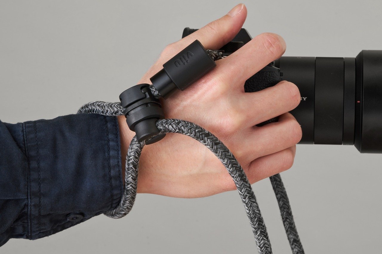 Rota-Strap e Rota-Lock ti consentono di trasportare la tua fotocamera con comodità e sicurezza Rota-Strap e Rota-Lock ti consentono di trasportare la tua fotocamera con comodità e sicurezza