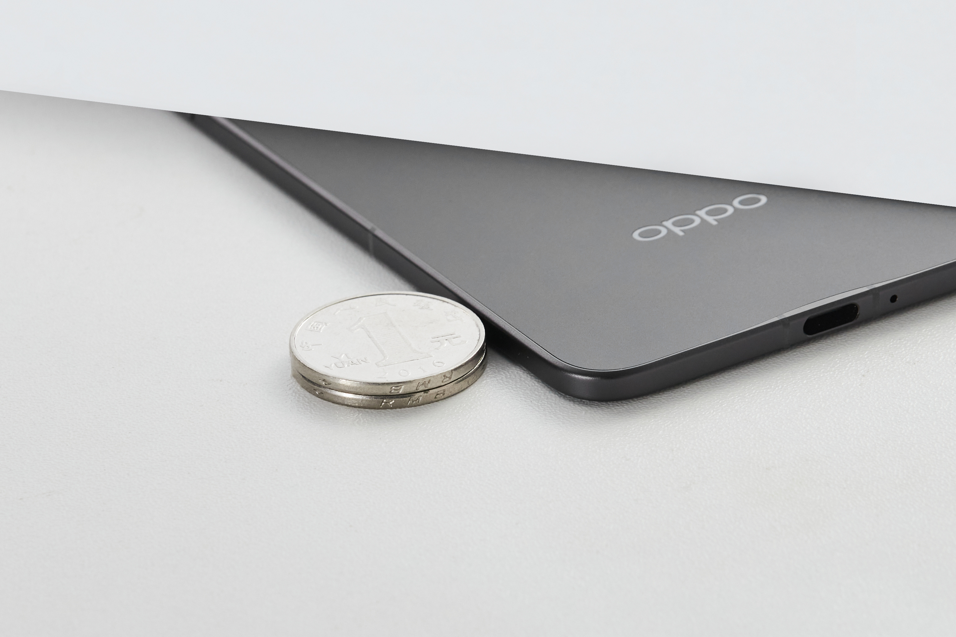 Lo smartphone Oppo Find N5 in stato di apertura Lo smartphone Oppo Find N5 in stato di apertura