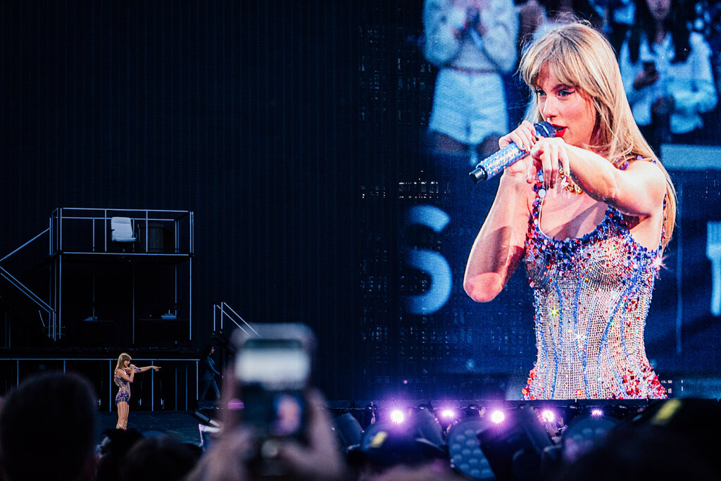 I truffatori hanno creato un deepfake di Taylor Swift che regalava "gratuitamente" set di stoviglie di lusso I truffatori hanno creato un deepfake di Taylor Swift che regalava "gratuitamente" set di stoviglie di lusso
