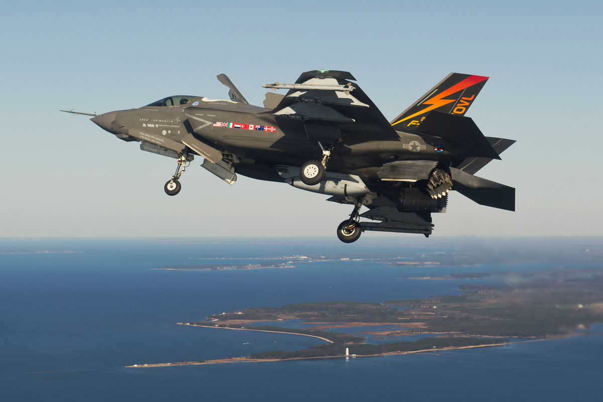 La HMS Prince of Wales, costata 3,85 miliardi di dollari, è salpata per gli Stati Uniti: la più grande portaerei britannica riceverà i jet da combattimento F-35B, gli aerei convertibili MV-22 e i droni-8 La HMS Prince of Wales, costata 3,85 miliardi di dollari, è salpata per gli Stati Uniti: la più grande portaerei britannica riceverà i jet da combattimento F-35B, gli aerei convertibili MV-22 e i droni-8