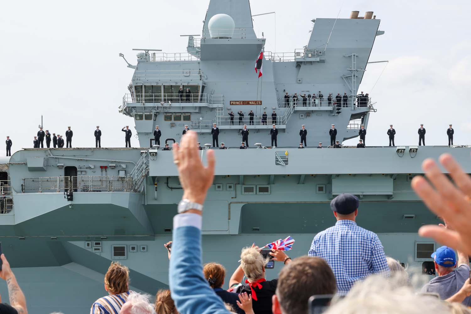 La HMS Prince of Wales, costata 3,85 miliardi di dollari, è salpata per gli Stati Uniti: la più grande portaerei britannica riceverà i jet da combattimento F-35B, gli aerei convertibili MV-22 e i droni La HMS Prince of Wales, costata 3,85 miliardi di dollari, è salpata per gli Stati Uniti: la più grande portaerei britannica riceverà i jet da combattimento F-35B, gli aerei convertibili MV-22 e i droni