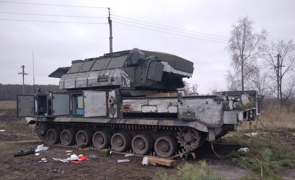A causa delle pesanti perdite di Tor-M2 in Ucraina, la Russia ha ordinato un nuovo lotto di sistemi missilistici terra-aria a corto raggio modernizzati. A causa delle pesanti perdite di Tor-M2 in Ucraina, la Russia ha ordinato un nuovo lotto di sistemi missilistici terra-aria a corto raggio modernizzati.
