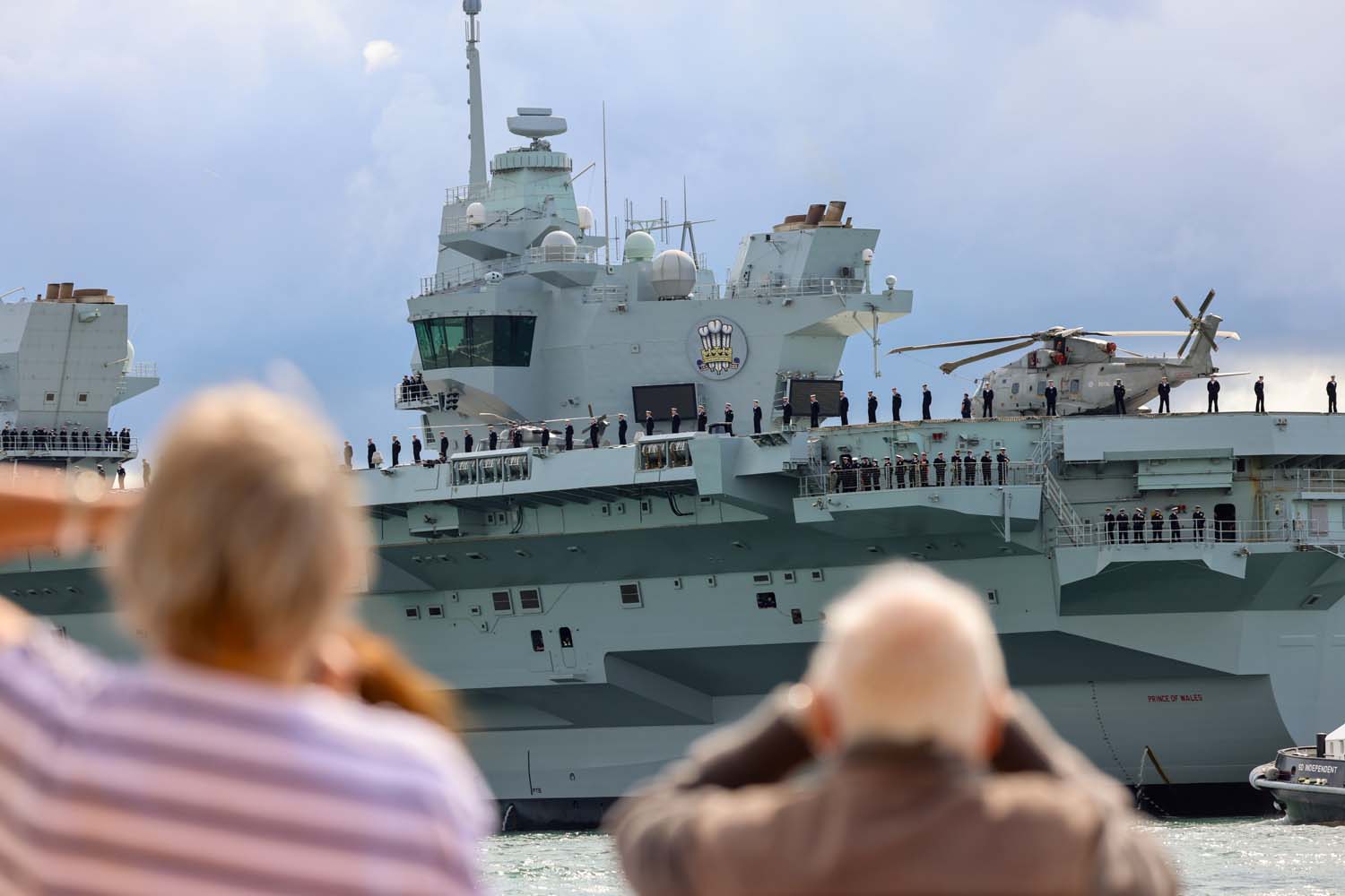 La HMS Prince of Wales, costata 3,85 miliardi di dollari, è salpata per gli Stati Uniti: la più grande portaerei britannica riceverà i jet da combattimento F-35B, gli aerei convertibili MV-22 e i droni-2 La HMS Prince of Wales, costata 3,85 miliardi di dollari, è salpata per gli Stati Uniti: la più grande portaerei britannica riceverà i jet da combattimento F-35B, gli aerei convertibili MV-22 e i droni-2