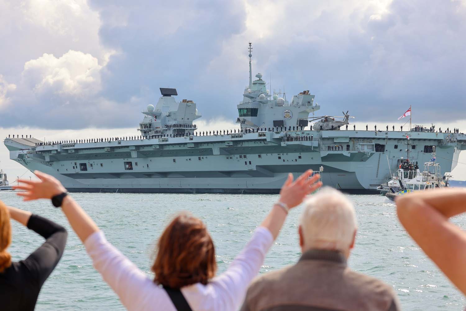 La HMS Prince of Wales, costata 3,85 miliardi di dollari, è salpata per gli Stati Uniti: la più grande portaerei britannica riceverà i jet da combattimento F-35B, gli aerei convertibili MV-22 e i droni-3 La HMS Prince of Wales, costata 3,85 miliardi di dollari, è salpata per gli Stati Uniti: la più grande portaerei britannica riceverà i jet da combattimento F-35B, gli aerei convertibili MV-22 e i droni-3