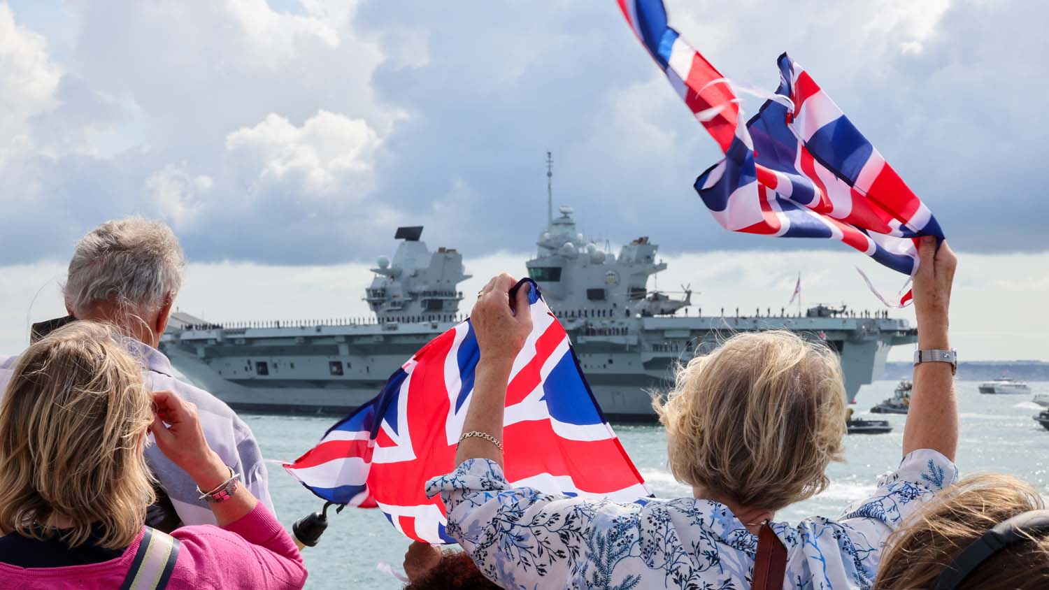 La HMS Prince of Wales, costata 3,85 miliardi di dollari, è salpata per gli Stati Uniti: la più grande portaerei britannica riceverà i jet da combattimento F-35B, gli aerei convertibili MV-22 e i droni-7 La HMS Prince of Wales, costata 3,85 miliardi di dollari, è salpata per gli Stati Uniti: la più grande portaerei britannica riceverà i jet da combattimento F-35B, gli aerei convertibili MV-22 e i droni-7