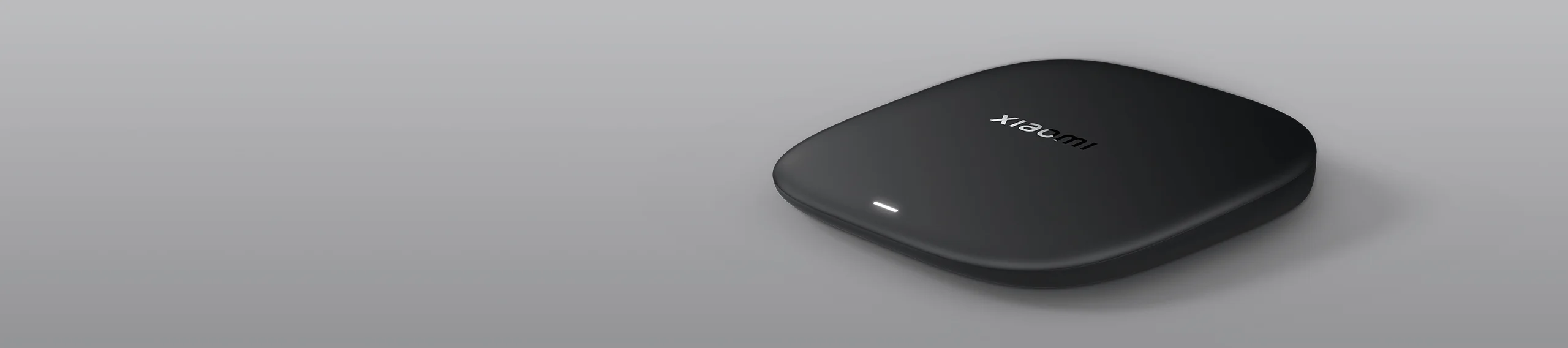 Xiaomi TV Box S (3rd Gen) sullo sfondo